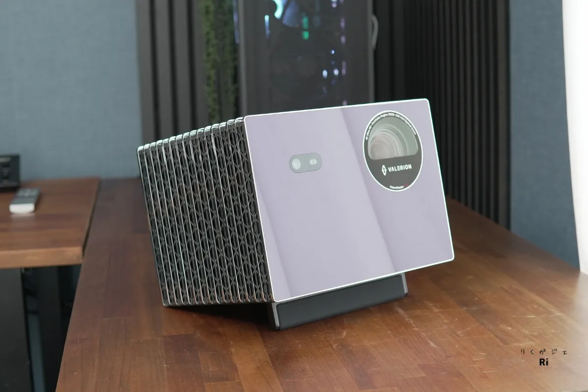 底面のスタンドを使い、本体を上向きに傾けたValerion Pro 2。