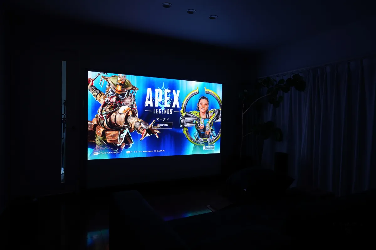 Valerion Pro 2でApex Legendsを大画面に投影し、ゲームの操作感や映像の滑らかさを検証する様子。
