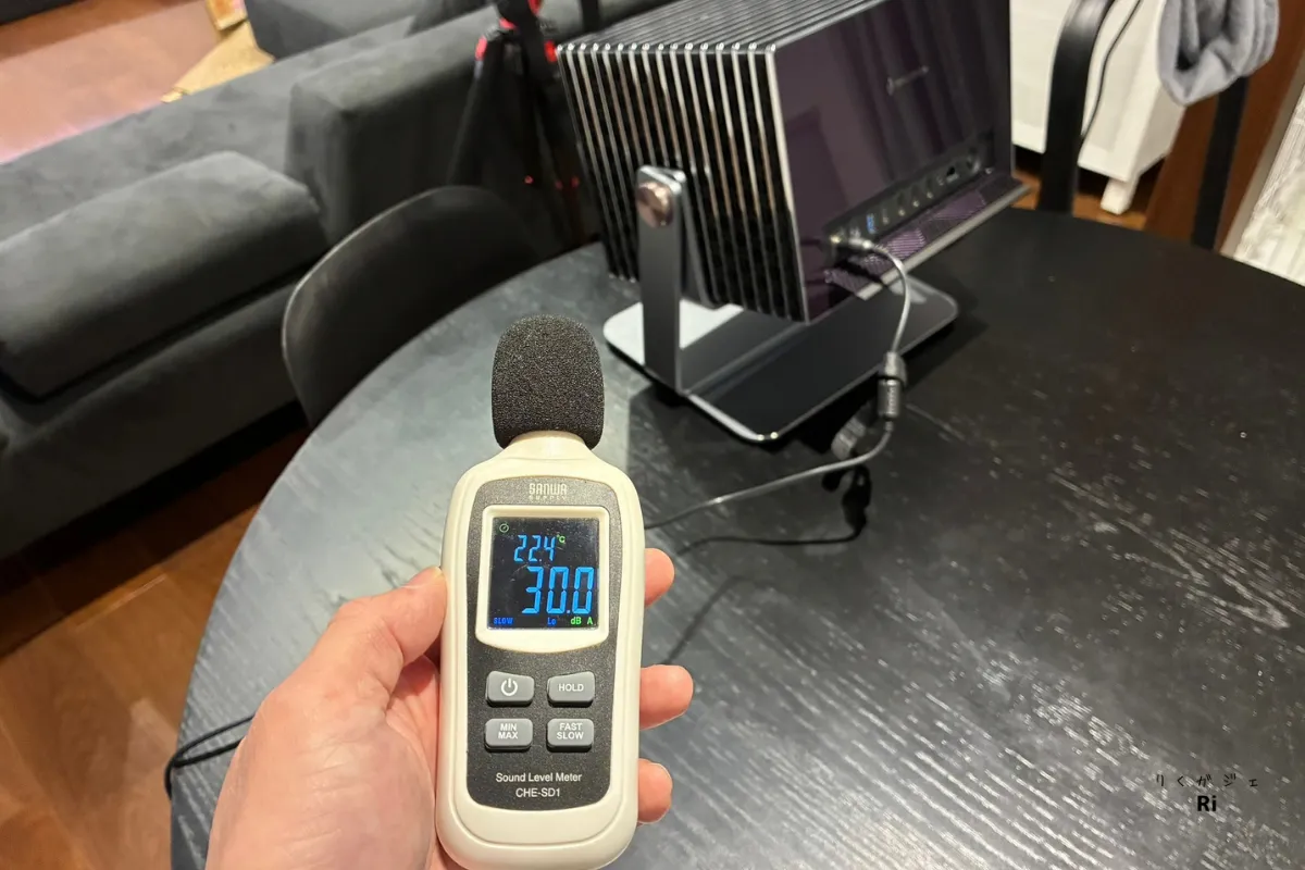 Valerion Pro 2の冷却ファン動作音を騒音計で測定。本体から約50cm離れた位置で約30dBを記録。